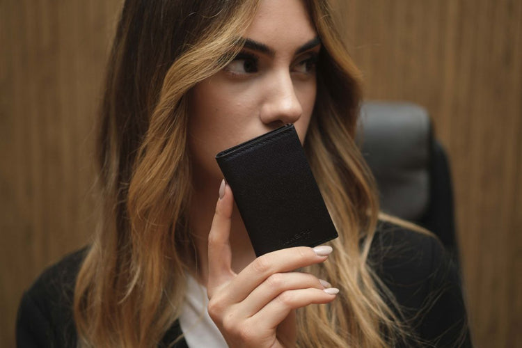 Bella raga Bella ragazza pensierosa con portafoglio uomo in mano