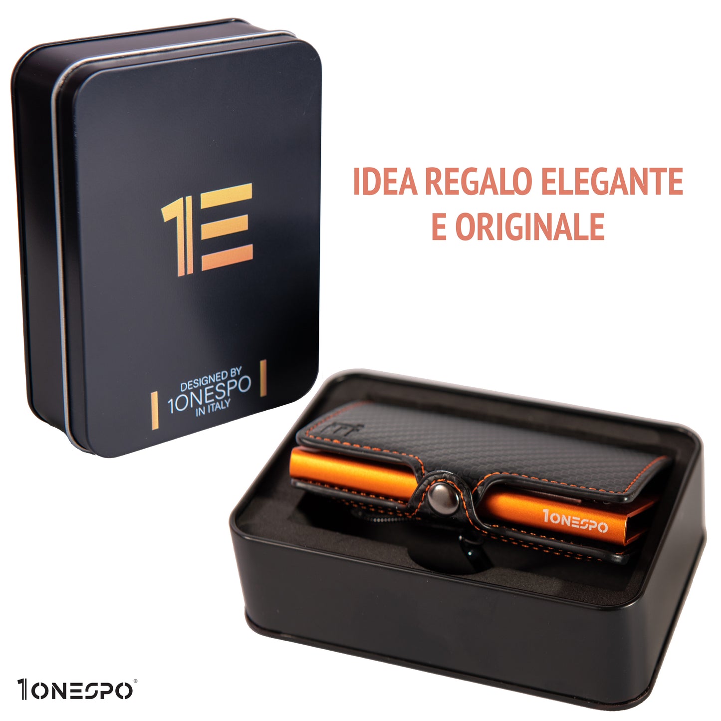 Scatola regalo realizzata con box metallica di colore nero profondo riutilizzabile ecofriendly contenente il portacarte uomo effetto carbonio messo di profilo
