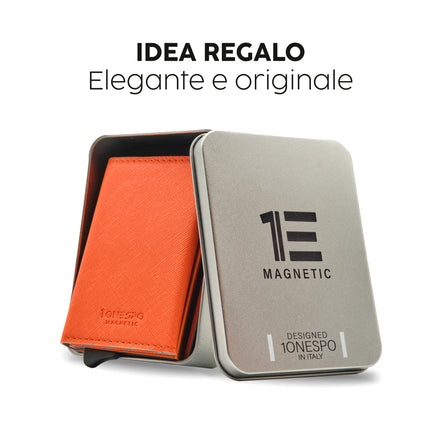 Portafoglio eco-friendly porta carte di credito uomo arancione in vera pelle saffiano racchiuso in elegante e raffinata scatola regalo color argento in robusto metallo riutilizzabile 