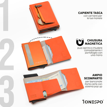 Portafoglio uomo slim e smart in vera pelle saffiano arancione con tasca a zip aperta per inserimento monete, cassa arancione con chiusura magnetica e carte in uscita dal porta tessere, capiente porta soldi in vera pelle con diverse banconote all'interno
