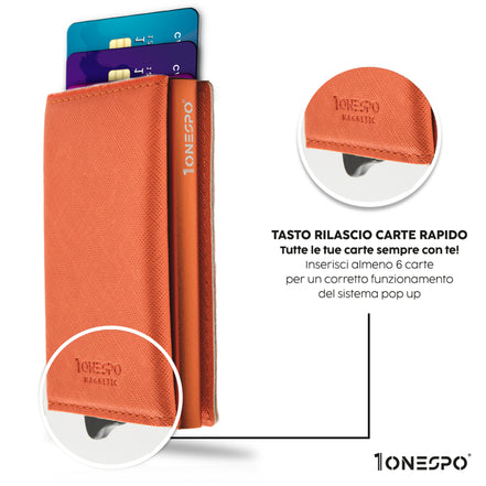 Sottile portafoglio uomo in vera pelle saffiano arancione con sistema pop-up in funzione dove viene messo in evidenza il tasto di rilascio del porta carte di credito e la fuoriuscita delle tessere