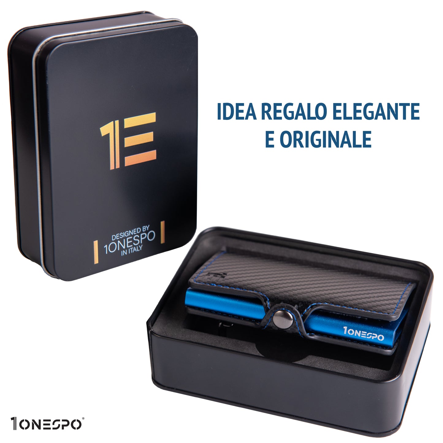 Scatola regalo realizzata con box metallica di colore nero profondo riutilizzabile ecofriendly contenente il portacarte uomo effetto carbonio nero con cassa blu messo di profilo