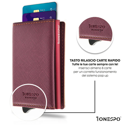 Sottile portafoglio donna in vera pelle saffiano bordeaux con sistema pop-up in funzione dove viene messo in evidenza il tasto di rilascio del porta carte di credito e la fuoriuscita delle tessere