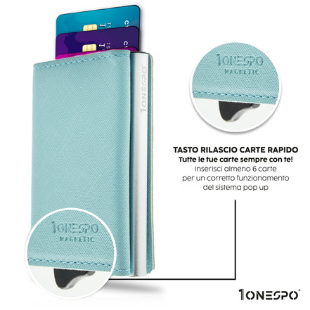 Sottile portafoglio donna in vera pelle saffiano verde acqua marina con sistema pop-up in funzione dove viene messo in evidenza il tasto di rilascio del porta carte di credito e la fuoriuscita delle tessere