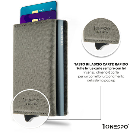 Sottile portafoglio uomo in vera pelle saffiano grigio con sistema pop-up in funzione dove viene messo in evidenza il tasto di rilascio del porta carte di credito e la fuoriuscita delle tesse