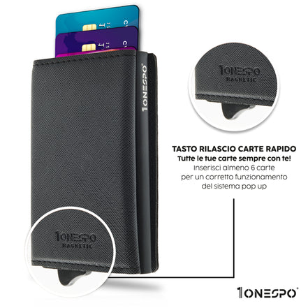 Sottile portafoglio uomo in vera pelle saffiano nero con sistema pop-up in funzione dove viene messo in evidenza il tasto di rilascio del porta carte di credito e la fuoriuscita delle tessere