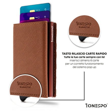 Sottile portafoglio uomo in vera pelle saffiano marrone  con sistema pop-up in funzione dove viene messo in evidenza il tasto di rilascio del porta carte di credito e la fuoriuscita delle tessere