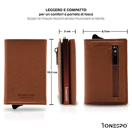 Compatto e leggero portafoglio portacarte di credito uomo marrone in vera pelle saffiano vista fonte, di profilo e retro con indicate le misure in cm