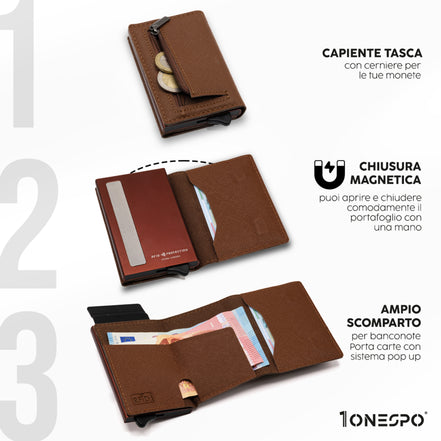 Portafoglio uomo slim e smart in vera pelle saffiano marrone con tasca a zip aperta per inserimento monete, cassa marrone con chiusura magnetica e carte in uscita dal porta tessere, capiente porta soldi in vera pelle con diverse banconote all'interno